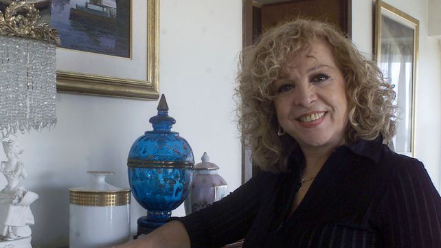 Feliz. Violeta Rivas en su casa hace algunos años. Vivió siempre con su esposo