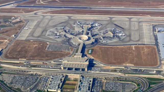Grandes líneas aéreas suspendieron vuelos desde y hacia Israel luego del ataque de Hamas. El aeropuerto Ben Gurion de Tel Aviv con vuelos atrasados o cancelados