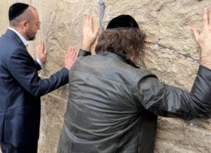 Javier Milei llegó a Israel y pasó por el Muro de los Lamentos