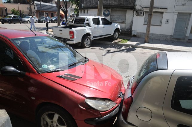 Camión chocó a una camioneta que embistió a cuatro autos estacionados