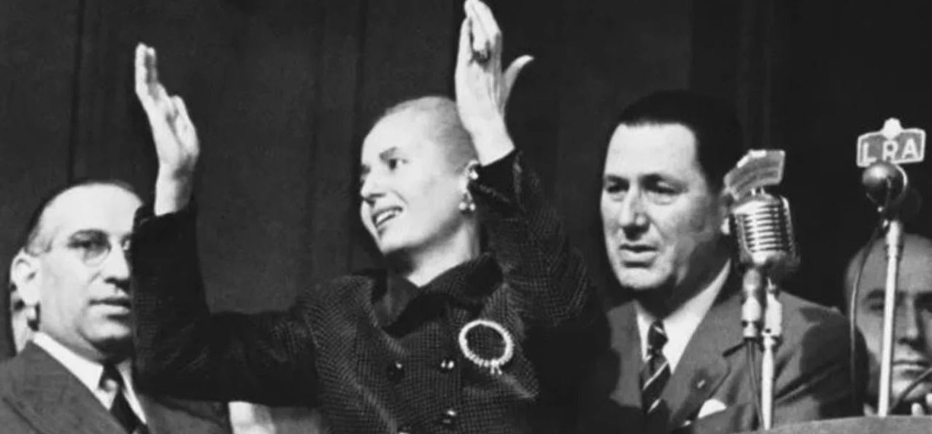 El 1° de mayo de 1952, una Eva Perón demacrada y enferma por el cáncer en el útero habla por última vez desde el balcón de la Casa Rosada a sus “descamisados” reunidos en la Plaza de Mayo. Durante su discurso debió ser sostenida de la cintura por el propio Perón. Celebró su reencuentro con el pueblo después de meses, acusó a “los traidores” y llamó a defender al gobierno. Falleció dos meses después.