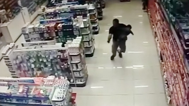 Con su bebé en brazos, un policía de civil mató a dos ladrones
