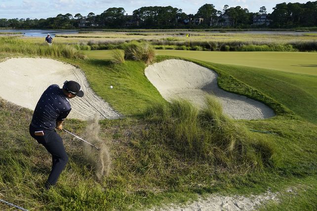 Talor Gooch golpea desde el rough en el hoyo 13 durante la primera ronda del torneo de golf PGA Championship en el Ocean Course