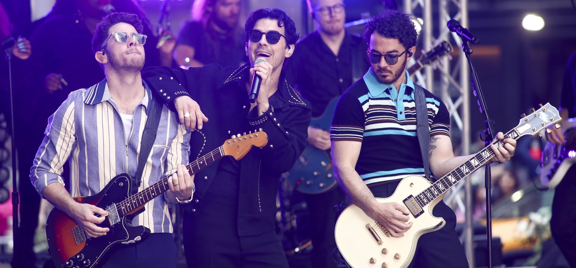 Kevin Jonas, de izquierda a derecha, Joe Jonas y Nick Jonas de los Jonas Brothers se presentan en el programa Today de NBC en Rockefeller Plaza el viernes 12 de mayo de 2023 en Nueva York. (Foto de Andy Kropa/Invision/AP)