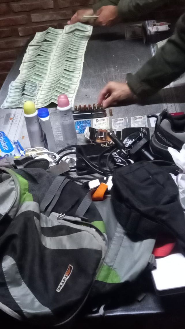 Los detenidos llevaban dinero en efectivo de diferentes divisas.