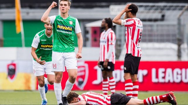 Contracara. La desazón y la alegría luego del increíble gol en contra desde 40 metros.
