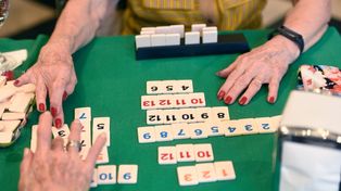 Los bares son el escenario donde un grupo de mujeres se reúne durante horas para jugar al burako.