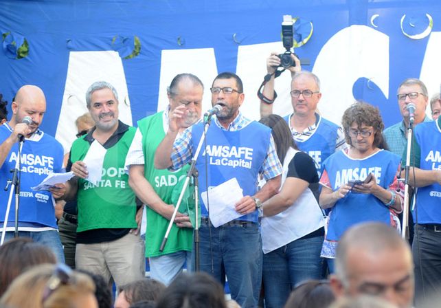 En la calle. Los maestros llevaron su reclamo al frente de la Regional IV.
