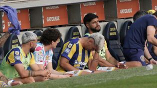 Alejo Veliz se toma la cabeza en el banco de suplentes de Central. Se lesionó apenas empezó el partido con Boca pero Ariel Holan lo cambió al final del primer tiempo.