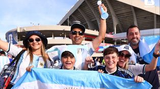 Hinchas argentinos antes de ingresar al estadio de Kansas City