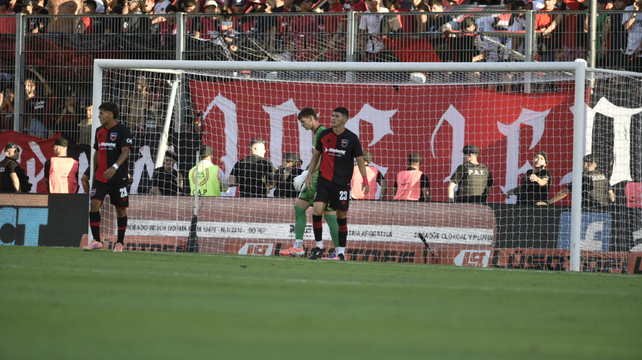 Nicolás Goitea (en el medio) fue elegido para jugar por Noguera en el último partido de Newells.