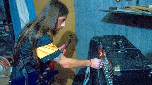 Migue la rompe con la guitarra y también los fines de semana en la Liga Altos del Paracao.