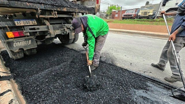 Paraná: avanzan los trabajos de bacheo en Almafuerte y distintos sectores de la ciudad.