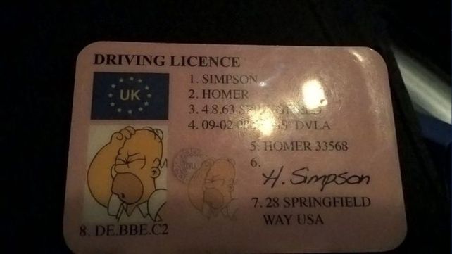 Lo paró la policía y quiso zafar con el registro de Homero Simpson