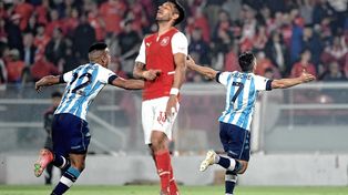 Gabriel Hauche festeja el primer gol de Racing ante Independiente.