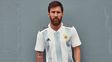 messi presento la nueva camiseta argentina que utilizara la seleccion en el mundial