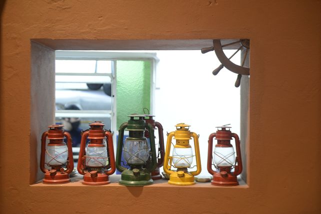 El bodegón de barrio Refinería decorado con objetos peculiares.