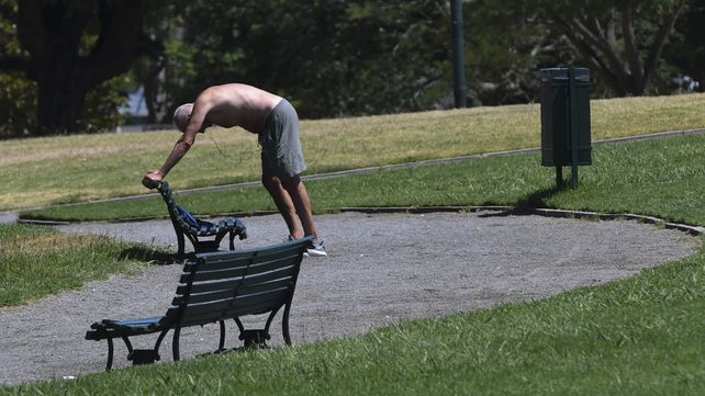 Un hombre realiza ejercicios físicos bajo el intenso calor de la ciudad de Buenos Aires.