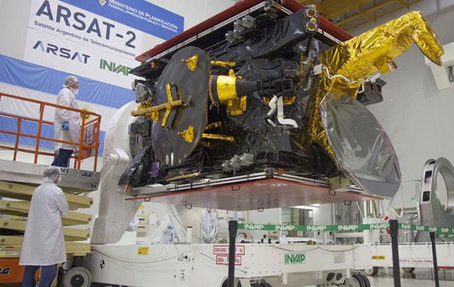 El segundo. El satélite Arsat-2 poco antes de ser embarcado hacia la base espacial de la Guayana Francesa.