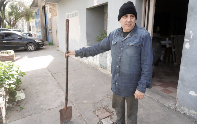 Mientras el perro intentaba ingresar a su casa para seguir atracando