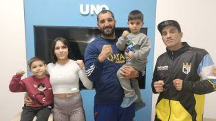 &nbsp;Lara Arener junto a su hijo Liam, Jairo Suárez con su hijo Facundo y Dimas Garateguy estuvieron en la Redacción de UNO para hablar de la Noche Espartana.