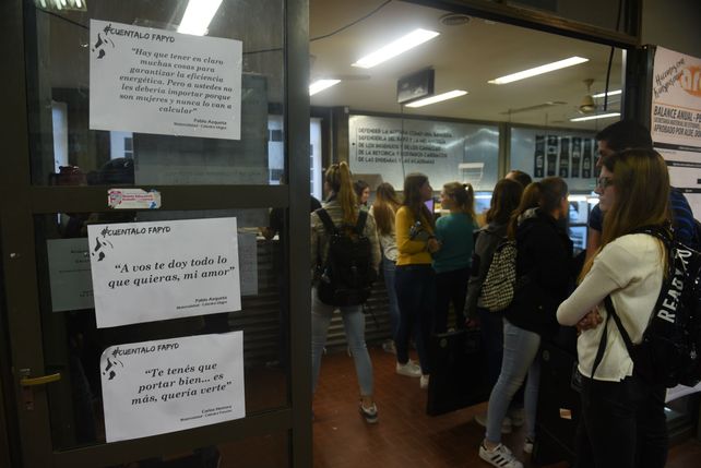 Los afiches con los discursos violentos están pegados en la puerta de la cafetería de la facultad.