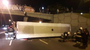 Un colectivo cayó desde un puente a la General Paz y quedó registrado en video