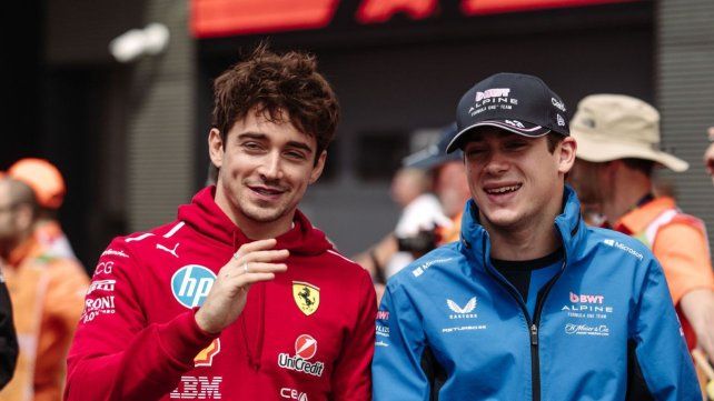El poleman Charles Leclerc y Franco Colapinto sonríen antes de salir a pasear por el circuito de Hungaroring