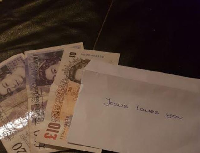 Un misterioso Papá Noel repartió sobres con dinero a decenas de vecinos en Navidad