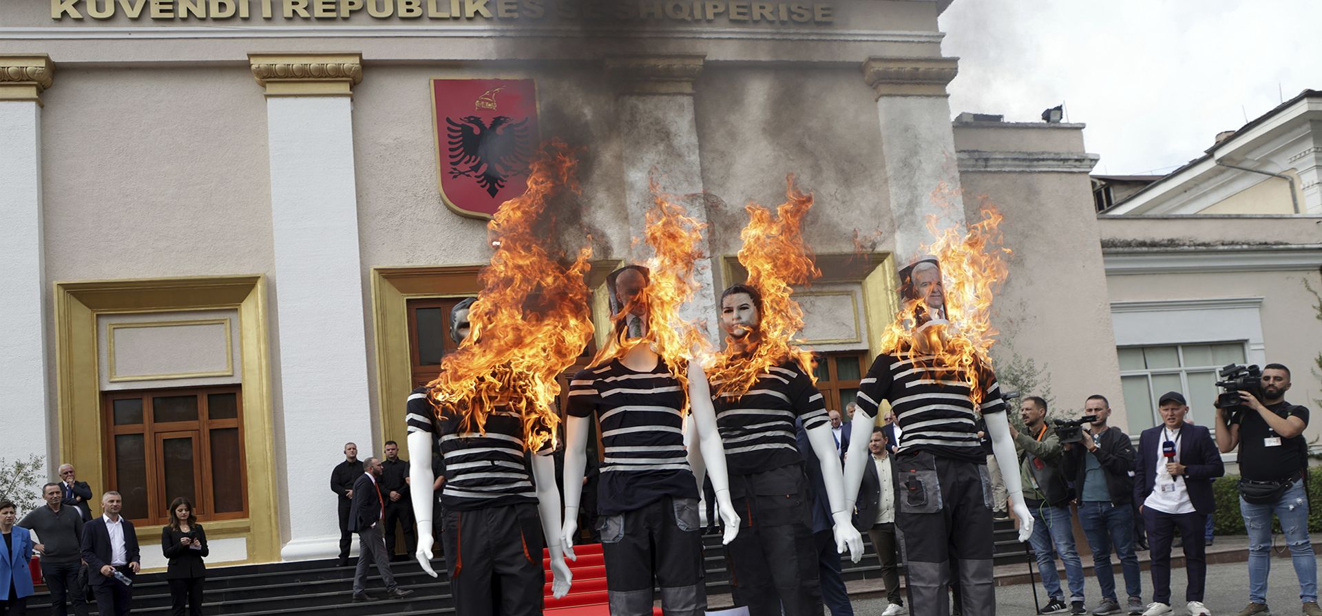Legisladores de la oposición albanesa queman maniquíes que representan a miembros del gobierno del Partido Socialista durante una protesta por el encarcelamiento de un colega legislador en Tirana, Albania, el jueves 3 de octubre de 2024. (Foto AP/Hameraldi Agolli) Legisladores de la oposición albanesa queman maniquíes que representan a miembros del gobierno del Partido Socialista durante una protesta por el encarcelamiento de un colega legislador en Tirana, Albania, el jueves 3 de octubre de 2024. (Foto AP/Hameraldi Agolli)