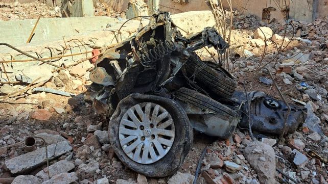 Entre las ruinas. Las ruedas y el tren delantero de uno de los autos que quedó atrapado en las cocheras de Salta 2141.
