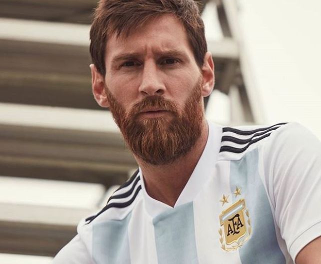 Messi presentó la nueva camiseta argentina que utilizará la selección en el Mundial