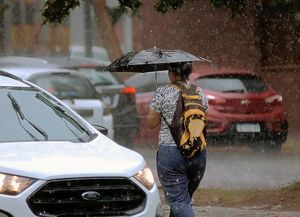 Y llegó la tormenta y lluvia fuerte acompañada del viento a la ciudad de Santa Fe