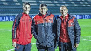 Los juveniles de Patronato en el campo de juego del estadio Florencio Sola.&nbsp;