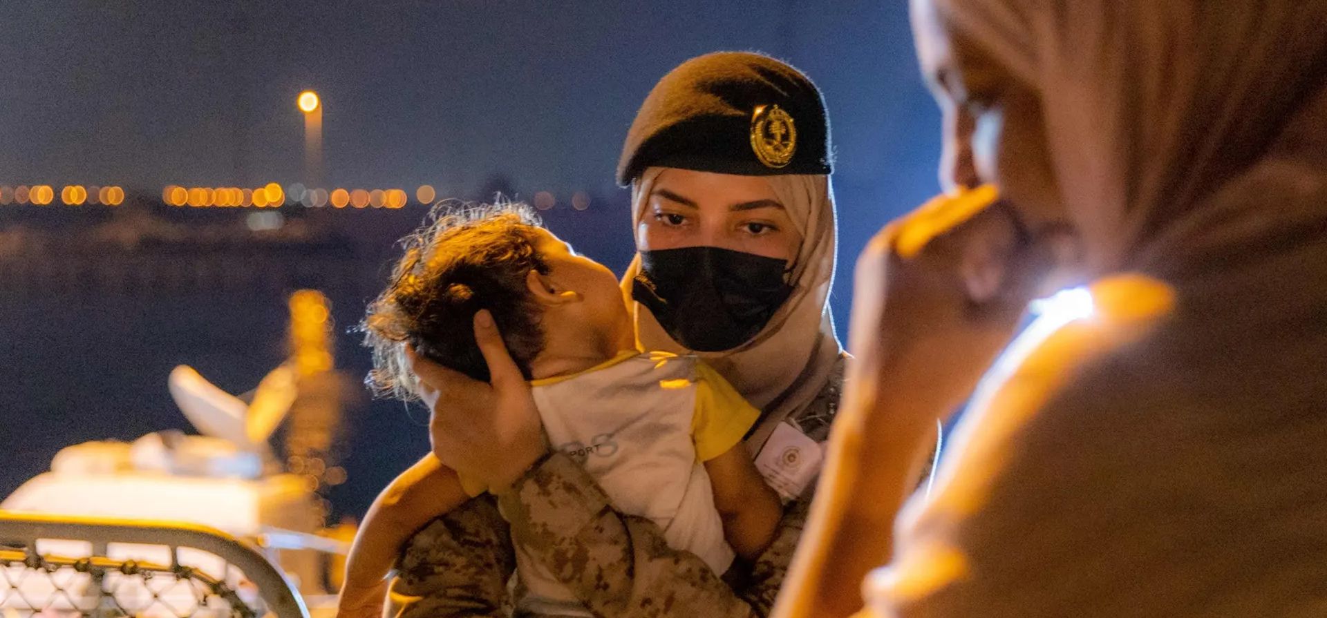Jeddah, Arabia Saudí. Un miembro de la marina saudí lleva a un bebé después de llegar a la base naval Rey Faisal después de una operación de rescate de Sudán. Fotografía: SPA/AFP/Getty Images