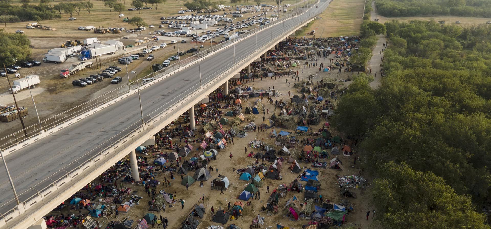 Miles de haitanos esperan en un campamento a lo largo del Puente Internacional Del Rio cerca del Río Grande, el martes 21 de septiembre de 2021, en Del Rio, Texas. Las opciones que quedan para miles de migrantes haitianos que se encuentran a ambos lados de la frontera entre México y Texas se están reduciendo a medida que el gobierno de los Estados Unidos acelera a los seis vuelos de expulsión previstos a Haití y México. Foto: AP