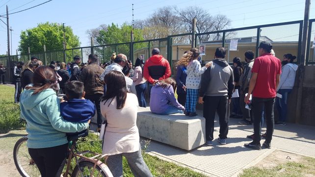 Reclamo. Se vivieron momentos de tensión frente a la escuela. El acusado no estaba
