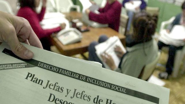 Planes sociales: los que los reciban deberán demostrar que están estudiando