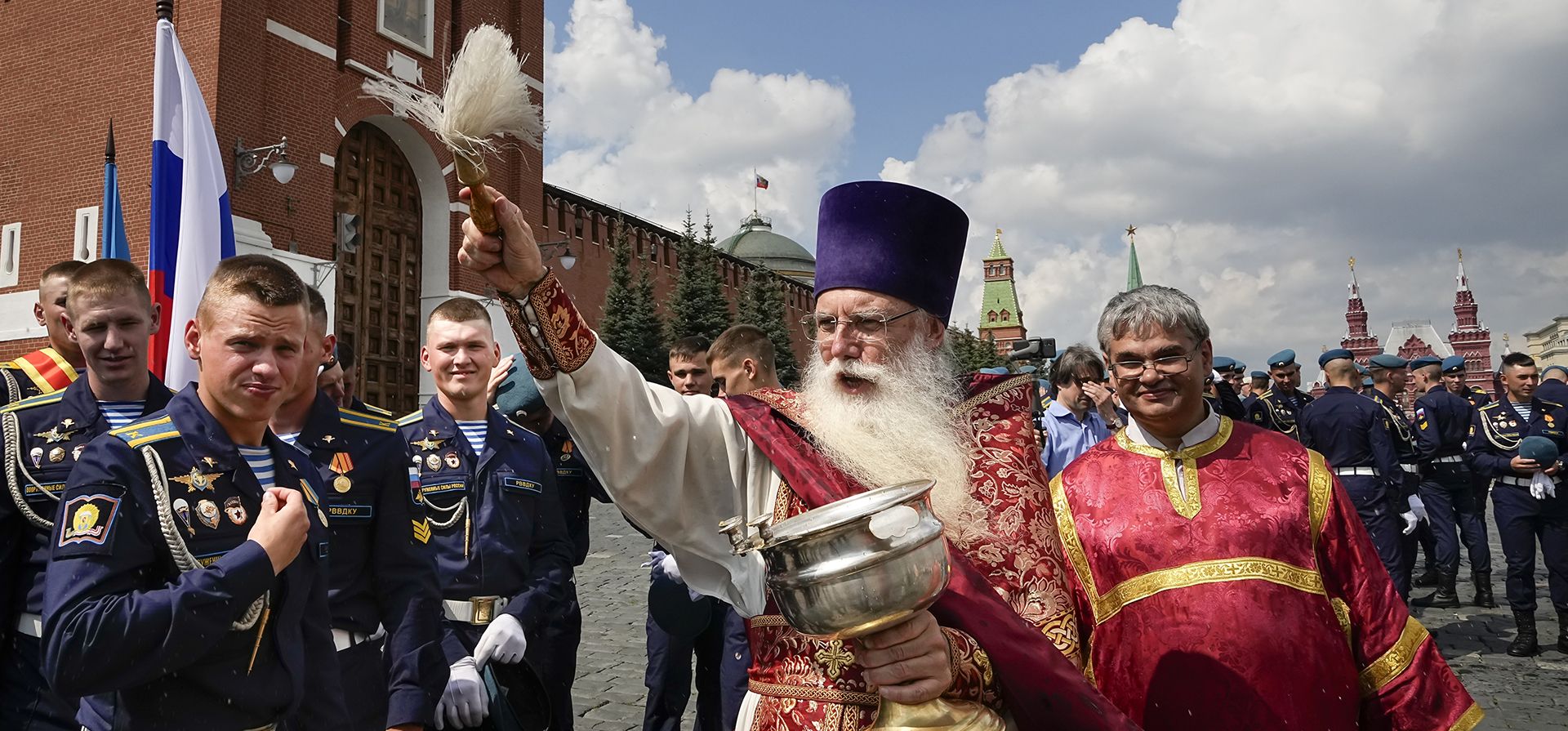 Un sacerdote ortodoxo ruso bendice a los paracaidistas durante las celebraciones del Día de los Paracaidistas y el Día del Santo Profeta Iliya en la Torre Spasskaya, a la izquierda, en la Plaza Roja en Moscú, Rusia, el miércoles 2 de agosto de 2023. (Foto AP/Alexander Zemlianichenko) Un sacerdote ortodoxo ruso bendice a los paracaidistas durante las celebraciones del Día de los Paracaidistas y el Día del Santo Profeta Iliya en la Torre Spasskaya, a la izquierda, en la Plaza Roja en Moscú, Rusia, el miércoles 2 de agosto de 2023. (Foto AP/Alexander Zemlianichenko)