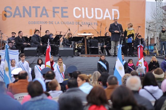 Celebración. Corral encabezó el acto oficial en la ciudad de Santa Fe.