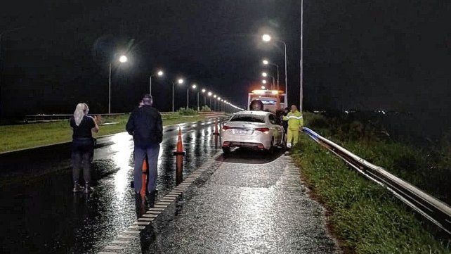 Un vehículo se vio obligado a frenar en la banquina de la Autopista Rosario - Santa Fe tras chocar un adoquín puesto a propósito en la ruta