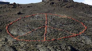 Armaron un símbolo de la paz gigante con salvavidas en memoria a los refugiados de Turquía