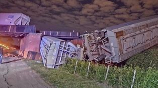 Descarriló un tren sobre un puente en el acceso oeste a Rosario y cayeron vagones