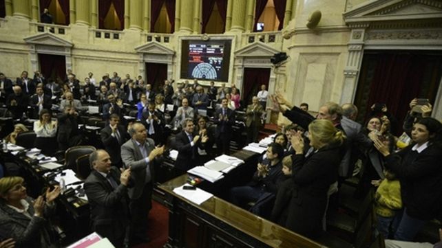 Emocionante. Los diputados aprobaron anoche por unanimidad la ley Justina y aplaudieron a sus padres.