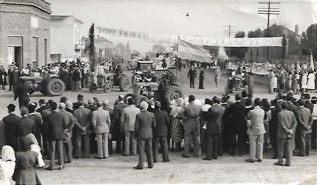 La foto histórica que logró el primer puesto del concurso La figurita difícil IV muestra la llegada al pueblo de una estatua de la virgen de Guadalupe