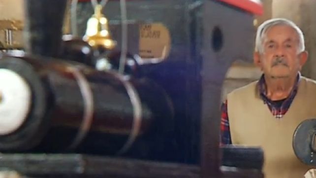 Gasta su pensión mensual para fabricar juguetes a niños necesitados