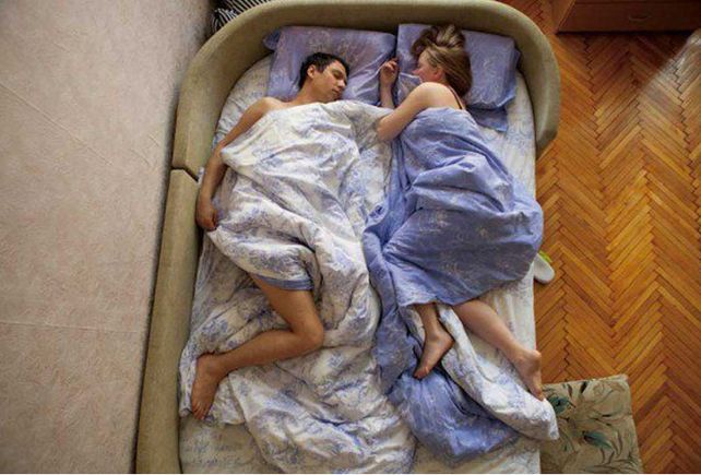 Fotografió a todas sus amigas embarazadas mientras dormían
