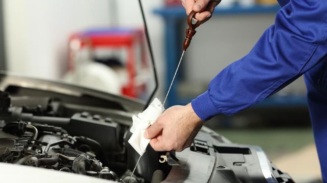 Cambiar el aceite regularmente es crucial para mantener el motor funcionando sin problemas.