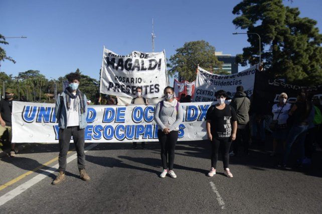 Un grupo de trabajadores se movilizó en la esquina de Oroño y Pellegrini.