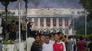 Nepal: matan a esposa de un político, atacan a ministros e incendian el Parlamento